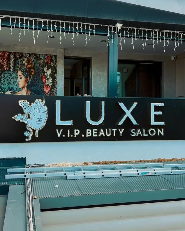 Luxe V.I.P. Beauty Salon cephesinde siyah zemin üzerine beyaz kutu harf yazı ve logo